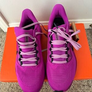 Nike Women's Fuchsia Athletic Shoes